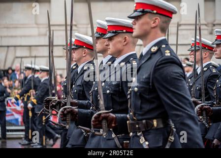 London, Großbritannien. 06. Mai 2023. Nach der Krönung führten die Soldaten die königliche Familie zurück zum Buckingham-Palast. Großbritannien ist sehr aufgeregt wegen des Königs Karl III. Krönungstages. Die letzte Krönung des Landes fand vor 70 Jahren statt. König Karl III. Und Königin Camilla wurden von der goldenen Kutsche in die Westminster Abbey gebracht, wo die Zeremonie stattfand. Kredit: SOPA Images Limited/Alamy Live News Stockfoto