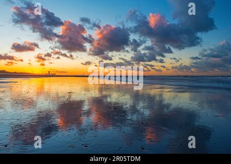 Oostende (Ostende) North Sea Beach Sunset Reflection, Belgien. Stockfoto
