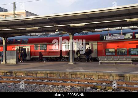 Passagiere, die in einen Regionalzug der Deutschen Bahn am Bahnhof Goppingen, Baden-Württemberg, Deutschland, einsteigen Stockfoto