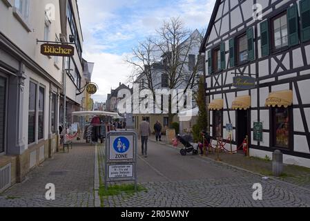 Fußgänger und Einkaufsbummel in den Fußgängerzonen der Innenstadt von Goppingen, Baden-Württemberg, Deutschland Stockfoto