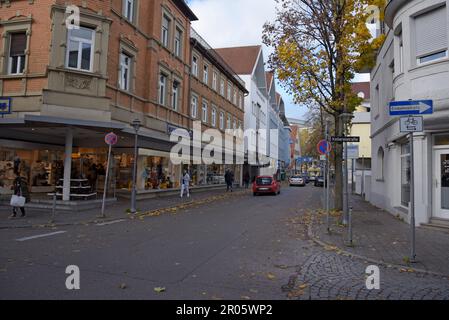 Fußgänger und Einkaufsbummel in den Fußgängerzonen der Innenstadt von Goppingen, Baden-Württemberg, Deutschland Stockfoto