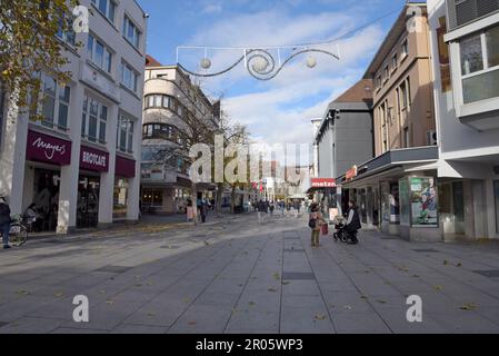 Fußgänger und Einkaufsbummel in den Fußgängerzonen der Innenstadt von Goppingen, Baden-Württemberg, Deutschland Stockfoto