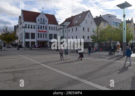 Fußgänger und Einkaufsbummel in den Fußgängerzonen der Innenstadt von Goppingen, Baden-Württemberg, Deutschland Stockfoto