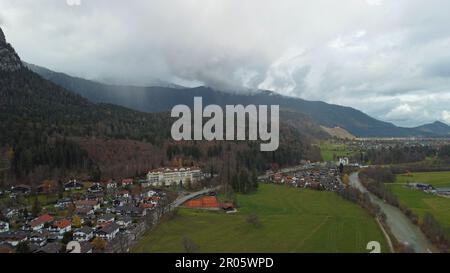 Drohnenfoto des Wintersport- und Skigebiets Garmisch-Partenkirchen, Bayern, Süddeutschland, November 2022 Stockfoto