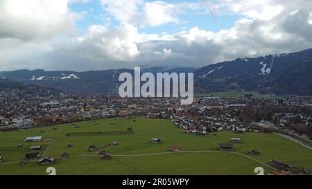 Drohnenfoto des Wintersport- und Skigebiets Garmisch-Partenkirchen, Bayern, Süddeutschland, November 2022 Stockfoto