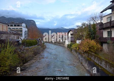 Ein klarer, frischer, eisiger, schnell fließender Alpenwasserstrom in Garmisch-Partenkirchen, Bayern, Süddeutschland, November 2022 Stockfoto