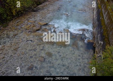 Ein klarer, frischer, eisiger, schnell fließender Alpenwasserstrom in Garmisch-Partenkirchen, Bayern, Süddeutschland, November 2022 Stockfoto