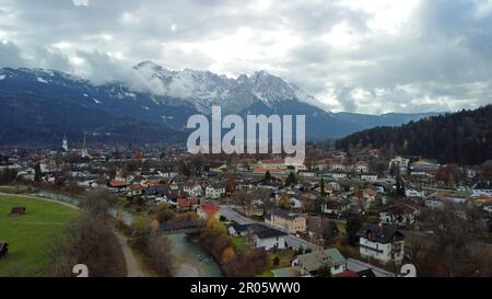 Drohnenfoto des Wintersport- und Skigebiets Garmisch-Partenkirchen, Bayern, Süddeutschland, November 2022 Stockfoto