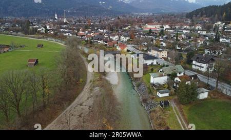 Drohnenfoto des Wintersport- und Skigebiets Garmisch-Partenkirchen, Bayern, Süddeutschland, November 2022 Stockfoto