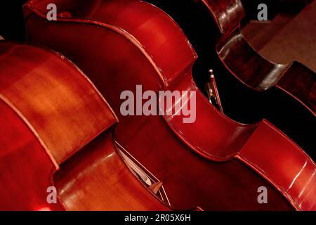 Bildhintergrund dreier Saiteninstrumente aus Holz mit Doppelbass Stockfoto