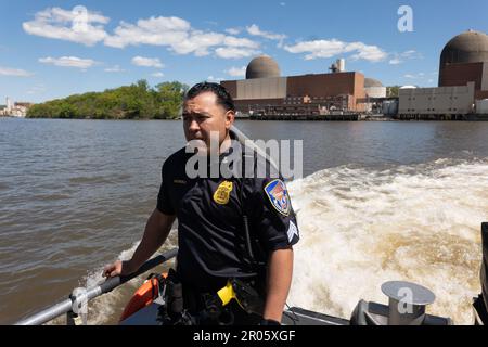 Cortlandt, New York, USA. 6. Mai 2023. West Chester County Police Marine Unit SGT. ISAI MOREIRA patrouilliert am Indian Point Nuclear Plant in Buchannon, New York vorbei, das auf dem Hudson River in West Chester County während eines Protests gegen HOLTEC gezeigt wurde, der das Werk betreibt. HOLTEC International plant, im Rahmen des Stilllegungsprozesses 1 Millionen Gallonen radioaktives Wasser in den Hudson River abzuleiten. (Kreditbild: © Brian Branch Price/ZUMA Press Wire) NUR REDAKTIONELLE VERWENDUNG! Nicht für den kommerziellen GEBRAUCH! Stockfoto