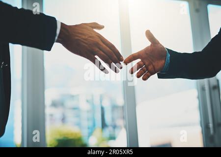 Den Abschluss ihres Geschäfts. Zwei Geschäftsleute, die sich die Hand schütteln. Stockfoto
