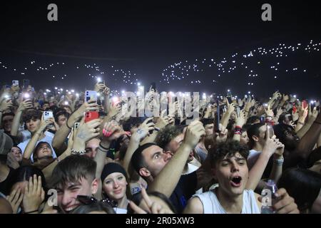 Casalecchio Di Reno, Italien. 06. Mai 2023. Italienische Rapper-Sänger Lazza-Fans in der UnipolArena Gutschrift: Independent Photo Agency/Alamy Live News Stockfoto