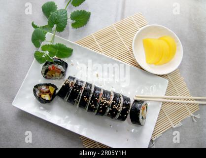 Koreanische roll Gimbap (kimbob) von gedämpftem Reis (BAP) und verschiedenen anderen Zutaten Stockfoto