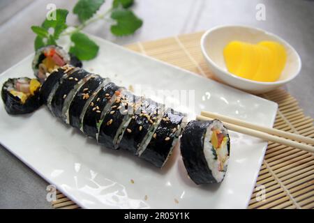 Koreanische roll Gimbap (kimbob) von gedämpftem Reis (BAP) und verschiedenen anderen Zutaten Stockfoto