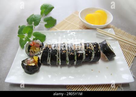 Koreanische roll Gimbap (kimbob) von gedämpftem Reis (BAP) und verschiedenen anderen Zutaten Stockfoto