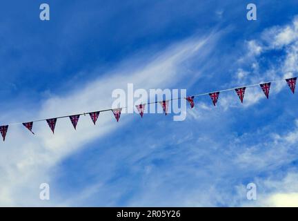 Der Krönungsunion-Jack fliegt über den blauen Himmel mit Kopierraum Stockfoto