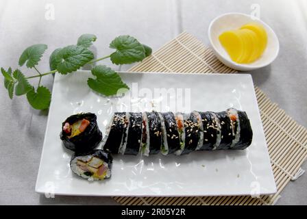 Koreanische roll Gimbap (kimbob) von gedämpftem Reis (BAP) und verschiedenen anderen Zutaten Stockfoto
