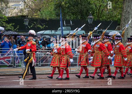 London, Großbritannien. 6. Mai 2023 Die Beefeaters sind Teil der Prozession zur Krönung von König Karl III. Und Königin Camilla am Samstag, den 6. Mai 2023. Kredit: Kiki Streitberger / Alamy Live News Stockfoto