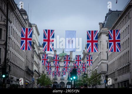 London, Großbritannien. 06. Mai 2023. Die Union Jack Flags sind in der Nähe des Trafalgar Square während der Krönung von König Karl III. Und Königin Camilla in London ausgestellt. Die Krönung Karls III. Und seiner Frau Camilla als König und Königin des Vereinigten Königreichs Großbritannien und Nordirland und der anderen Commonwealth-Reiche findet heute in Westminster Abbey statt. Karl trat am 8. September 2022 auf den Thron, nach dem Tod seiner Mutter, Elizabeth II. Kredit: SOPA Images Limited/Alamy Live News Stockfoto