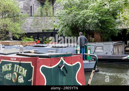 Nach London. GROSSBRITANNIEN - 05.04.2023. Ein Mann, der auf einem Kahn auf dem Regent's Canal in der Hauptstadt segelt. Stockfoto