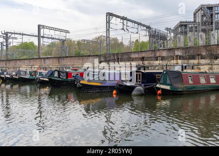 Nach London. GROSSBRITANNIEN - 05.04.2023. Festgemachte Kanalschiffe im St. Pancras-Becken vor dem Regent's Canal. Stockfoto