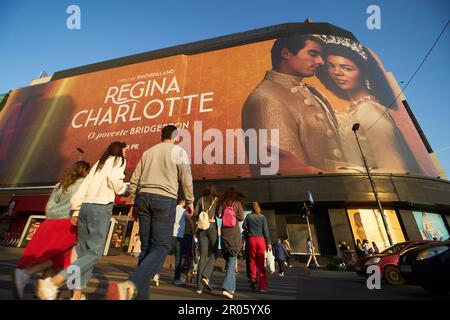 Bukarest, Rumänien. 6. Mai 2023: Extra großes Werbebanner Queen Charlotte: A Bridgerton Story, TV Mini Series, wird im Unirea Shopping Center, dem beliebtesten Ort in der Innenstadt von Bukarest, gezeigt. Kredit: Lucian Alecu/Alamy Live News Stockfoto