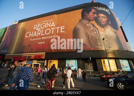 Bukarest, Rumänien. 6. Mai 2023: Extra großes Werbebanner Queen Charlotte: A Bridgerton Story, TV Mini Series, wird im Unirea Shopping Center, dem beliebtesten Ort in der Innenstadt von Bukarest, gezeigt. Kredit: Lucian Alecu/Alamy Live News Stockfoto