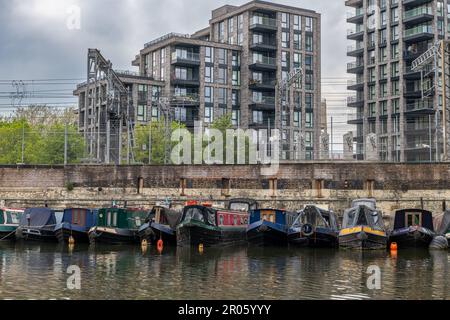 Nach London. GROSSBRITANNIEN - 05.04.2023. Blick auf das St. Pancras-Becken mit verankerten Grachtenschiffen und Wohnblöcken im Hintergrund. Stockfoto