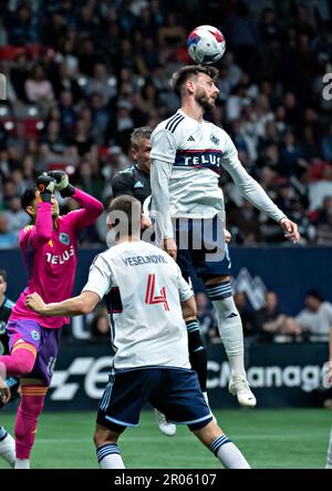 Vancouver, Kanada. 6. Mai 2023. Tristan Blackmon (TOP) des Vancouver Whitecaps FC konkurriert beim regulären Saisonspiel der Major League Soccer (MLS) 2023 zwischen dem Vancouver Whitecaps FC und Minnesota United in Vancouver, Kanada, am 6. Mai 2023 um einen Header. Kredit: Andrew Soong/Xinhua/Alamy Live News Stockfoto