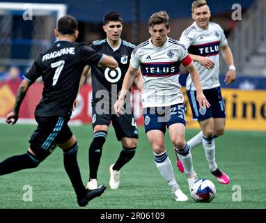 Vancouver, Kanada. 6. Mai 2023. Ryan Gauld vom Vancouver Whitecaps FC (R, Front) tritt während des 2023 Major League Soccer (MLS) regulären Saisonspiels zwischen dem Vancouver Whitecaps FC und Minnesota United in Vancouver, Kanada, am 6. Mai 2023 durch. Kredit: Andrew Soong/Xinhua/Alamy Live News Stockfoto