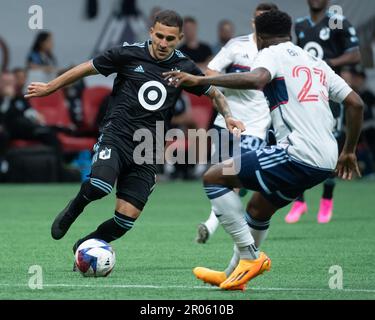 Vancouver, Kanada. 6. Mai 2023. Franco Fragapane (L) von Minnesota United tritt während des regulären Saisonspiels der Major League Soccer (MLS) 2023 zwischen dem Vancouver Whitecaps FC und Minnesota United in Vancouver, Kanada, am 6. Mai 2023 durch. Kredit: Andrew Soong/Xinhua/Alamy Live News Stockfoto