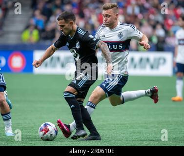 Vancouver, Kanada. 6. Mai 2023. Franco Fragapane (L) aus Minnesota United kämpft mit Sergio Cordova vom Vancouver Whitecaps FC während des 2023. Major League Soccer (MLS) regulären Saisonspiels in Vancouver, Kanada, am 6. Mai 2023. Kredit: Andrew Soong/Xinhua/Alamy Live News Stockfoto