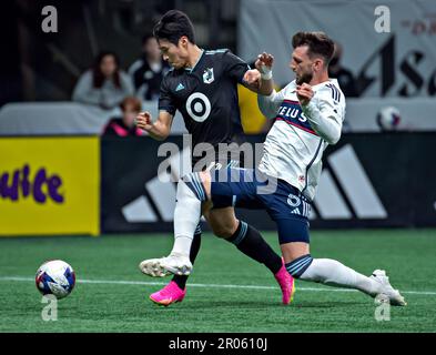 Vancouver, Kanada. 6. Mai 2023. Sang bin Jeong (L) aus Minnesota United tritt mit Tristan Blackmon vom Vancouver Whitecaps FC während des 2023. Major League Soccer (MLS) regulären Saisonspiels in Vancouver, Kanada, am 6. Mai 2023 an. Kredit: Andrew Soong/Xinhua/Alamy Live News Stockfoto