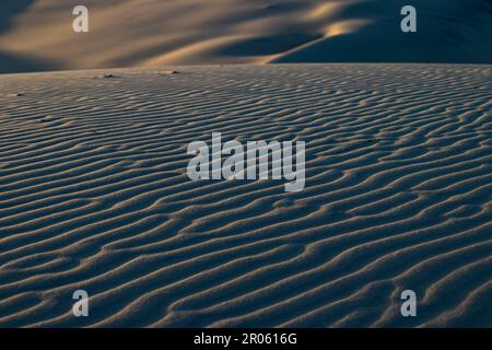 Wellen im Sand bei Sonnenuntergang über den Little Sandhills auf Moreton Island, Queensland, Australien Stockfoto