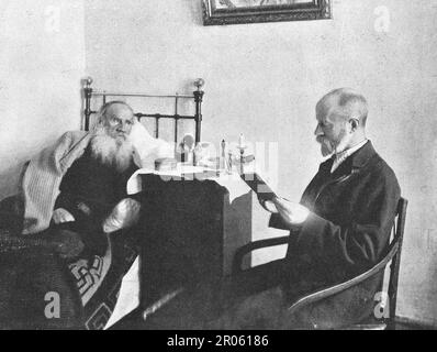 Dr. D. Makovitsky liest Leo Tolstoi ein Buch vor. Stockfoto