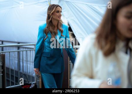 London, Großbritannien. 05. Mai 2023. Königin Rania Al Abdullah von Jordanien, auf dem Weg zu einem Fernsehinterview, als sie an König Karls III. Krönungszeremonien am 5. Mai 2023 in London teilnimmt. Foto: Balkis Press/ABACAPRESS.COM Kredit: Abaca Press/Alamy Live News Stockfoto