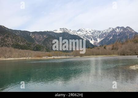 Taisho-ike-Teich und schneebedeckter Mount Hotaka in Kamikochi, Japan Stockfoto