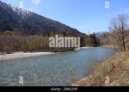 Der klare Fluss Azusa in Kamikochi, Japan Stockfoto