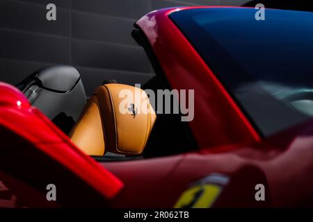 Ferrari Prancing Horse Logo auf Kopfstütze und Sitz aus braunem Leder Stockfoto