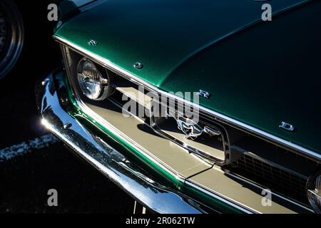 Abzeichen auf dem klassischen Ford Mustang bei Sonnenaufgang auf einer Automesse Stockfoto