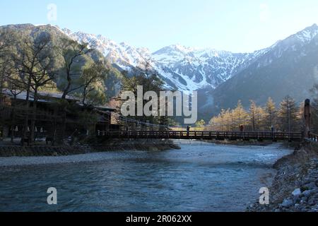 Morgenlandschaft von Kamikochi mit Mount Hotaka, Kappa-bashi und dem Fluss Azusa in Japan Stockfoto