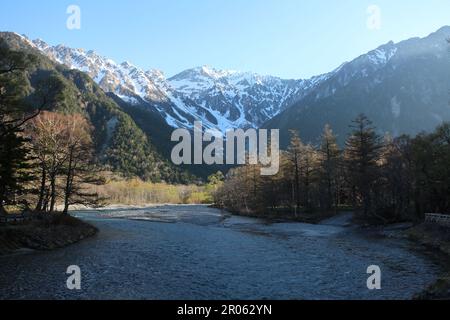 Morgenlandschaft von Kamikochi mit dem Berg Hotaka und dem Fluss Azusa in Japan Stockfoto