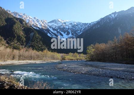 Morgenlandschaft von Kamikochi mit dem Berg Hotaka und dem Fluss Azusa in Japan Stockfoto