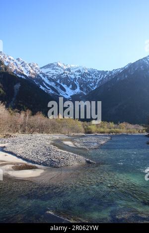 Morgenlandschaft von Kamikochi mit dem Berg Hotaka und dem Fluss Azusa in Japan Stockfoto