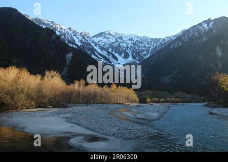 Morgenlandschaft von Kamikochi mit dem Berg Hotaka und dem Fluss Azusa in Japan Stockfoto