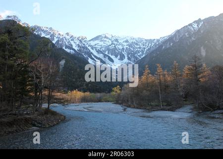 Morgenlandschaft von Kamikochi mit dem Berg Hotaka und dem Fluss Azusa in Japan Stockfoto