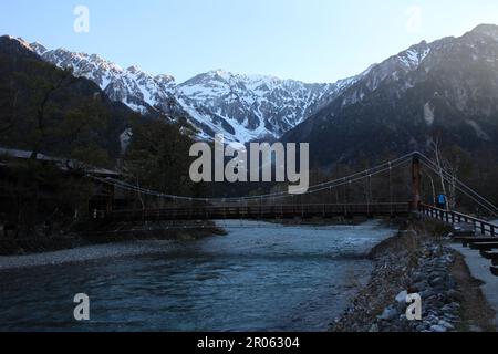 Morgenlandschaft von Kamikochi mit Mount Hotaka, Kappa-bashi und dem Fluss Azusa in Japan Stockfoto