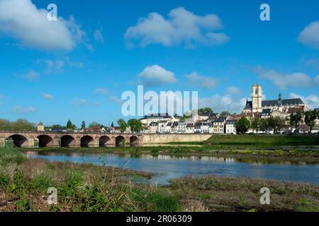 Nevers. Die Brücke von Loire. Blick auf die Stadt und die Kathedrale Saint-Cyr und Sainte-Julitte. Abteilung Nievre. Bourgogne Franche Comté. Frankreich Stockfoto