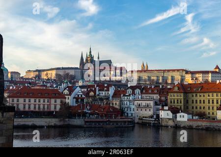 Apartmentgebäude und Prager Burg, Prag Tschechische Republik Stockfoto